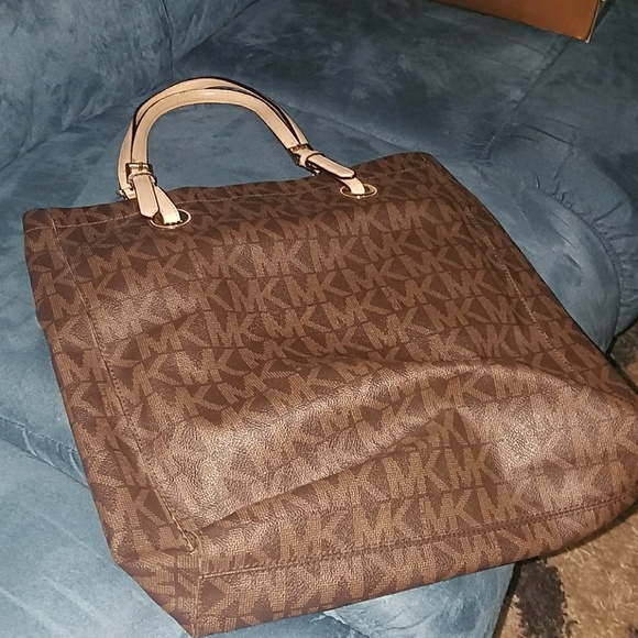 Authentic Michael Kors handbag - Picture 3 of 7